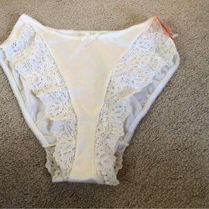 BAMBAGIA WHITE LACE TRIMMED PANTIES— NWT- SIZE SMALL